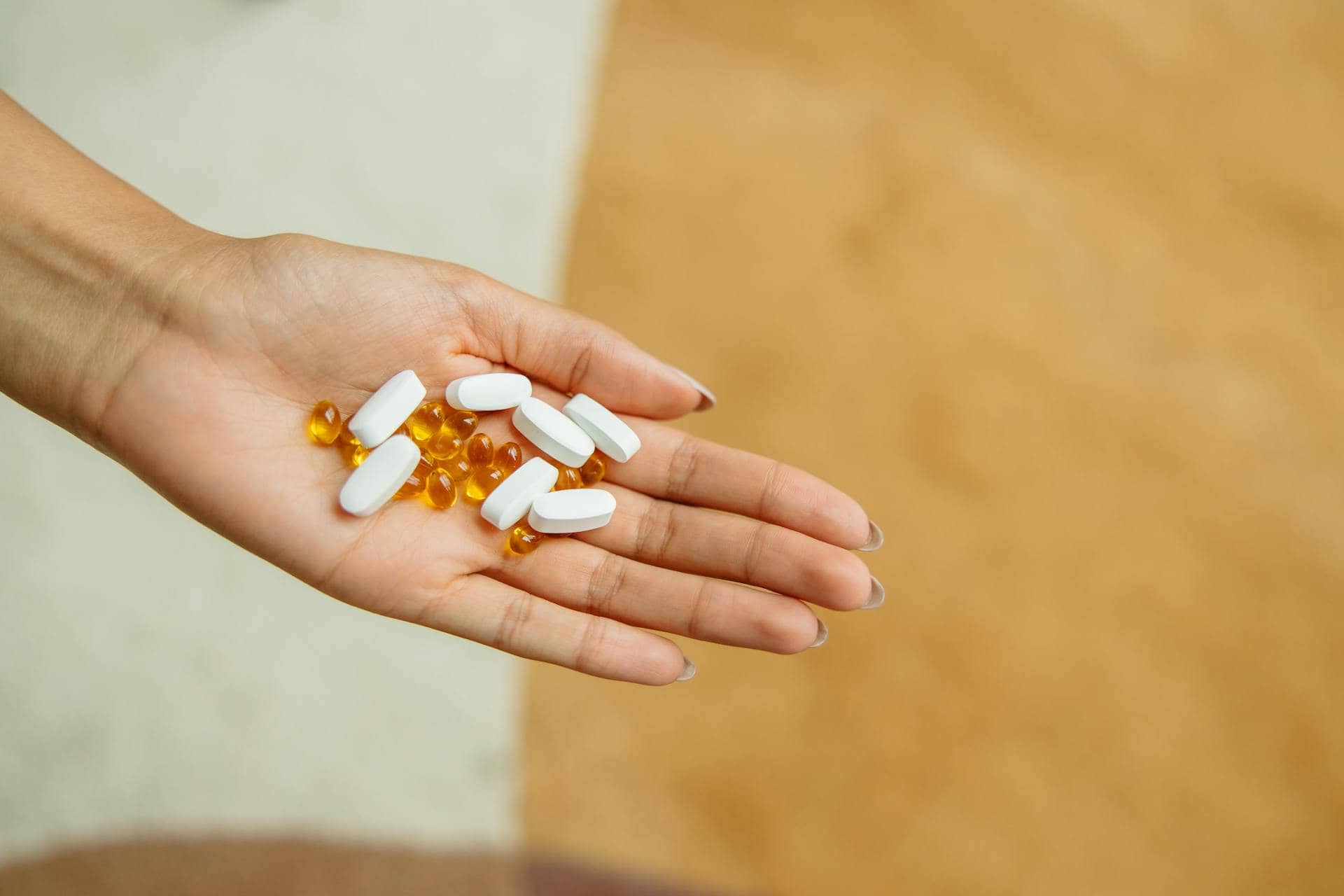 Hand with vitamins in palm - Eir Women